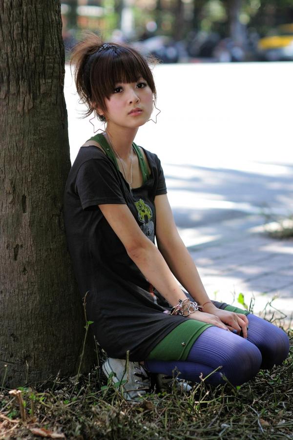    台湾正妹果子Mikako台大法商学院清纯少女外拍写真，清新甜美校园风户外街拍，治愈系邻家女孩写真集第45张图片