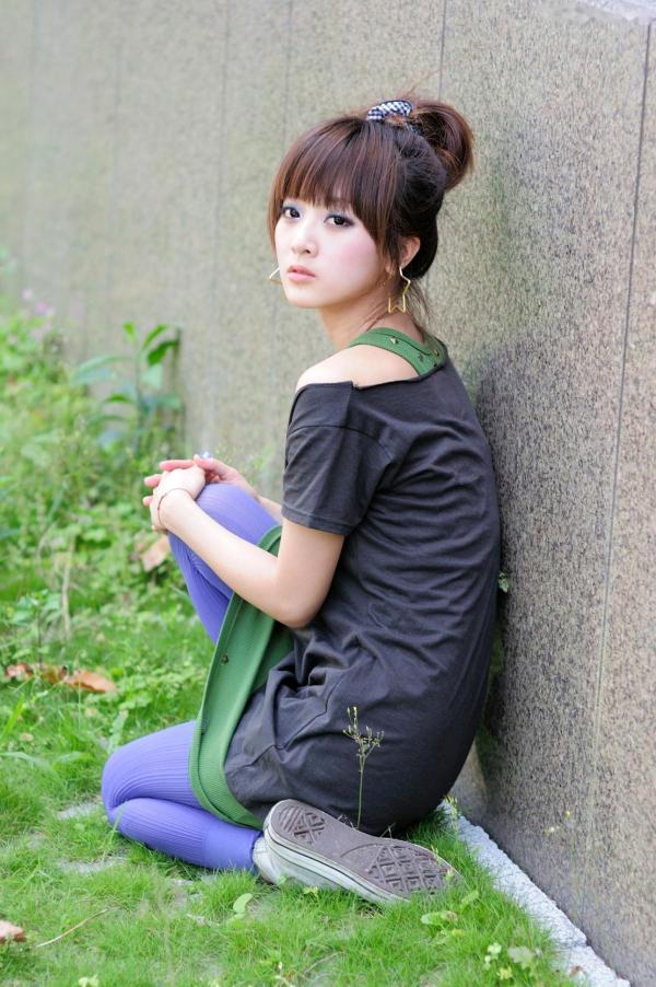    台湾正妹果子Mikako台大法商学院清纯少女外拍写真，清新甜美校园风户外街拍，治愈系邻家女孩写真集第55张图片