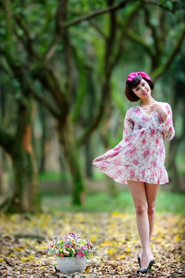    台湾正妹尹芝清新花色连衣裙外拍，户外林间治愈系唯美写真，甜美气质女神魅力尽显第1张图片