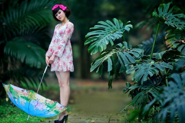    台湾正妹尹芝清新花色连衣裙外拍，户外林间治愈系唯美写真，甜美气质女神魅力尽显第3张图片