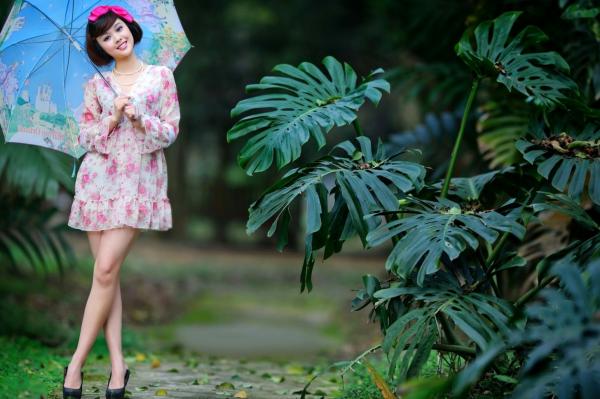    台湾正妹尹芝清新花色连衣裙外拍，户外林间治愈系唯美写真，甜美气质女神魅力尽显第4张图片