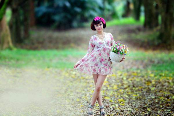   台湾正妹尹芝清新花色连衣裙外拍，户外林间治愈系唯美写真，甜美气质女神魅力尽显第5张图片