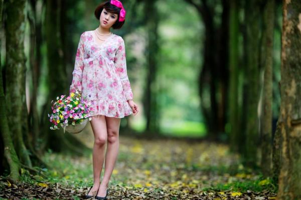    台湾正妹尹芝清新花色连衣裙外拍，户外林间治愈系唯美写真，甜美气质女神魅力尽显第7张图片