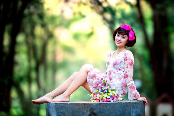    台湾正妹尹芝清新花色连衣裙外拍，户外林间治愈系唯美写真，甜美气质女神魅力尽显第8张图片