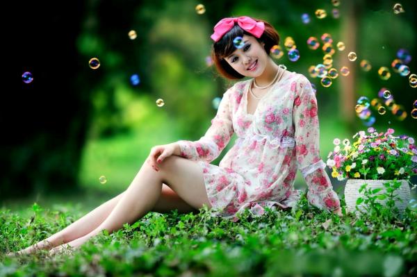   台湾正妹尹芝清新花色连衣裙外拍，户外林间治愈系唯美写真，甜美气质女神魅力尽显第10张图片