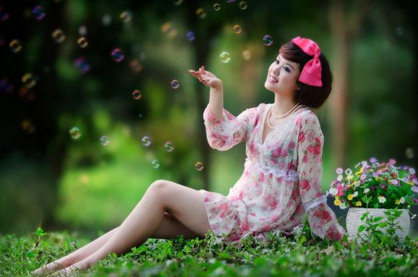    台湾正妹尹芝清新花色连衣裙外拍，户外林间治愈系唯美写真，甜美气质女神魅力尽显第13张图片
