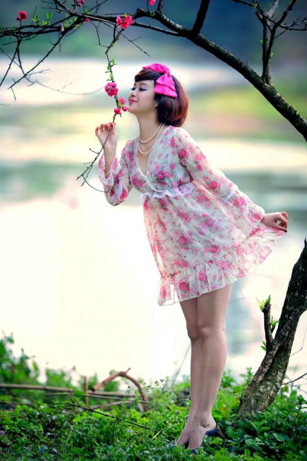    台湾正妹尹芝清新花色连衣裙外拍，户外林间治愈系唯美写真，甜美气质女神魅力尽显第14张图片