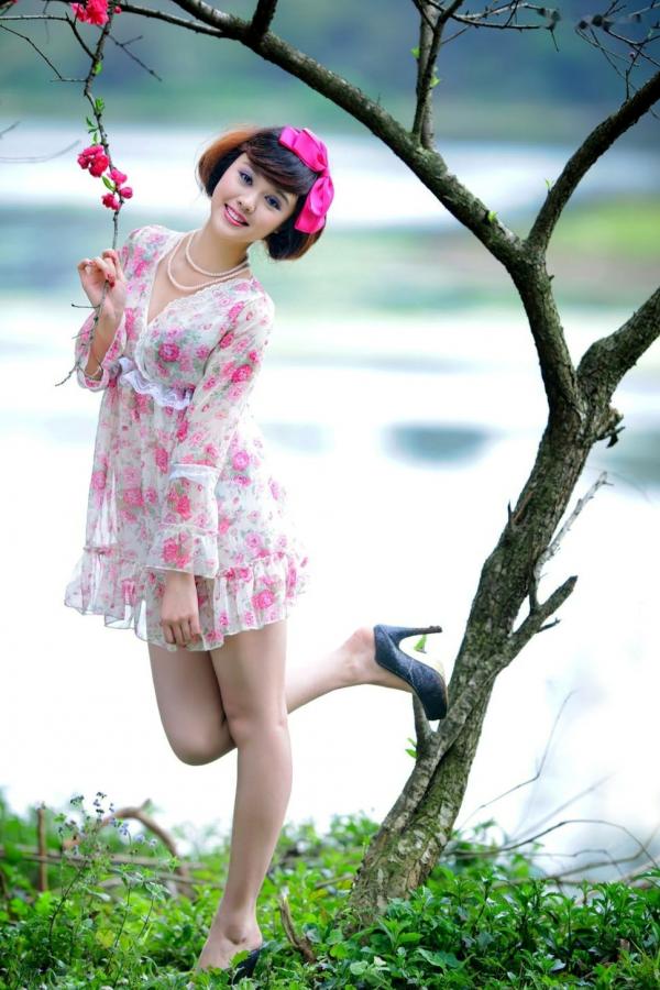    台湾正妹尹芝清新花色连衣裙外拍，户外林间治愈系唯美写真，甜美气质女神魅力尽显第16张图片