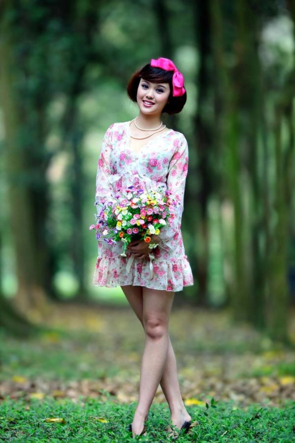    台湾正妹尹芝清新花色连衣裙外拍，户外林间治愈系唯美写真，甜美气质女神魅力尽显第18张图片