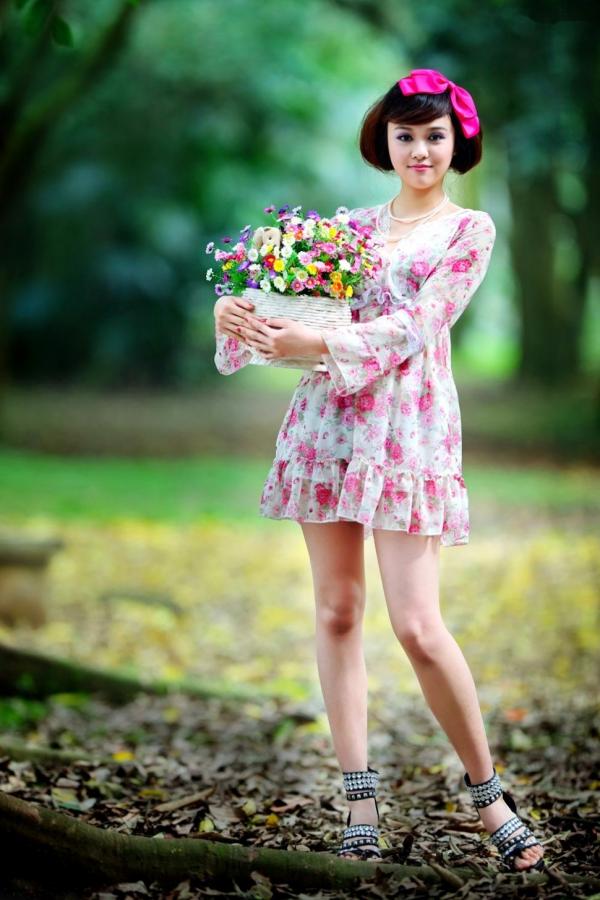   台湾正妹尹芝清新花色连衣裙外拍，户外林间治愈系唯美写真，甜美气质女神魅力尽显第19张图片