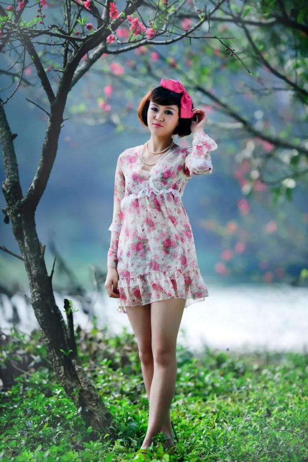    台湾正妹尹芝清新花色连衣裙外拍，户外林间治愈系唯美写真，甜美气质女神魅力尽显第20张图片