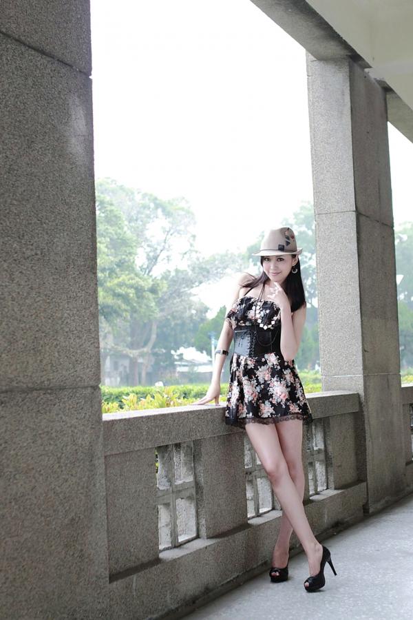    台湾正妹Avy杜可薇时尚碎花连衣裙街拍写真，高挑曲线冷艳气质，户外廊道优雅诱惑，展现修长美腿风采第2张图片