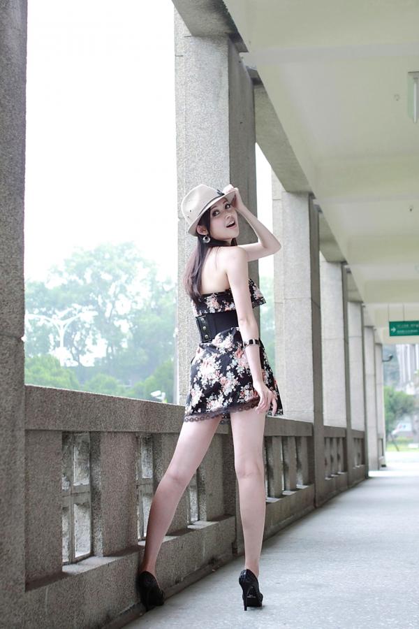    台湾正妹Avy杜可薇时尚碎花连衣裙街拍写真，高挑曲线冷艳气质，户外廊道优雅诱惑，展现修长美腿风采第3张图片