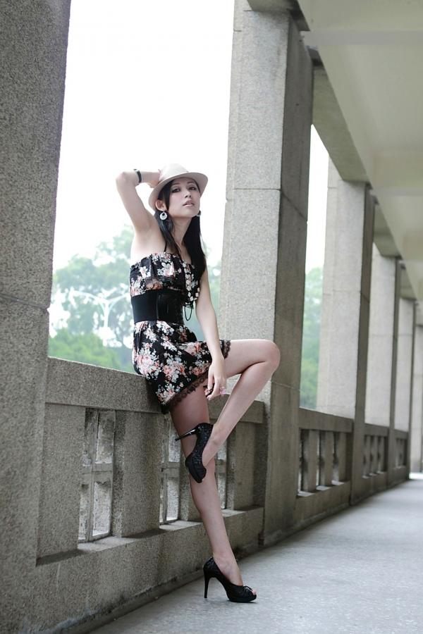    台湾正妹Avy杜可薇时尚碎花连衣裙街拍写真，高挑曲线冷艳气质，户外廊道优雅诱惑，展现修长美腿风采第6张图片