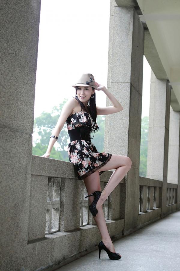    台湾正妹Avy杜可薇时尚碎花连衣裙街拍写真，高挑曲线冷艳气质，户外廊道优雅诱惑，展现修长美腿风采第7张图片