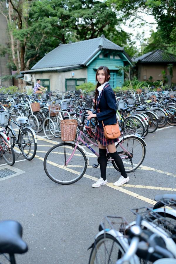    台湾正妹廖挺伶Kila晶晶极品学妹主题写真，清纯学院风校园制服户外街拍女神第2张图片