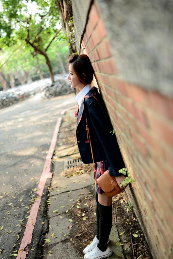    台湾正妹廖挺伶Kila晶晶极品学妹主题写真，清纯学院风校园制服户外街拍女神第31张图片