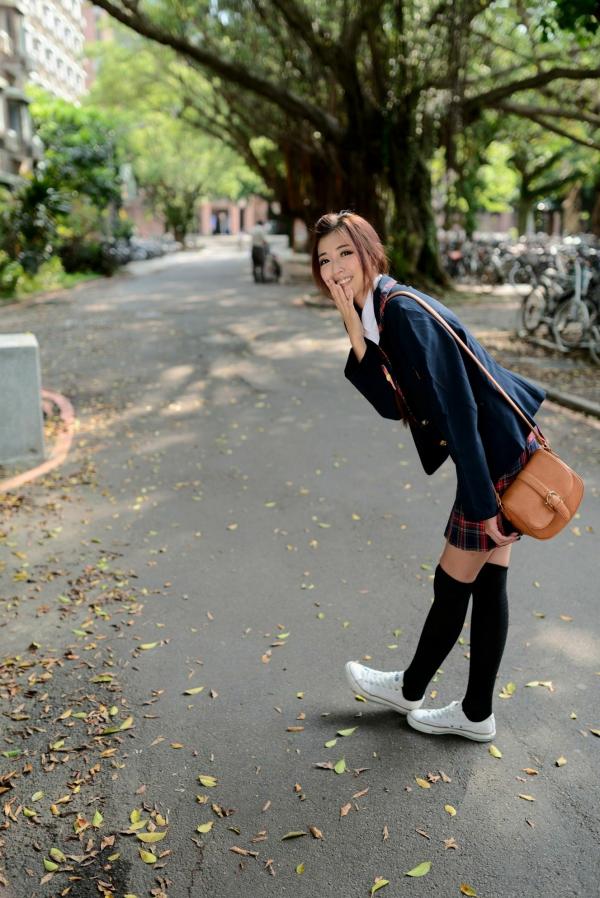    台湾正妹廖挺伶Kila晶晶极品学妹主题写真，清纯学院风校园制服户外街拍女神第36张图片