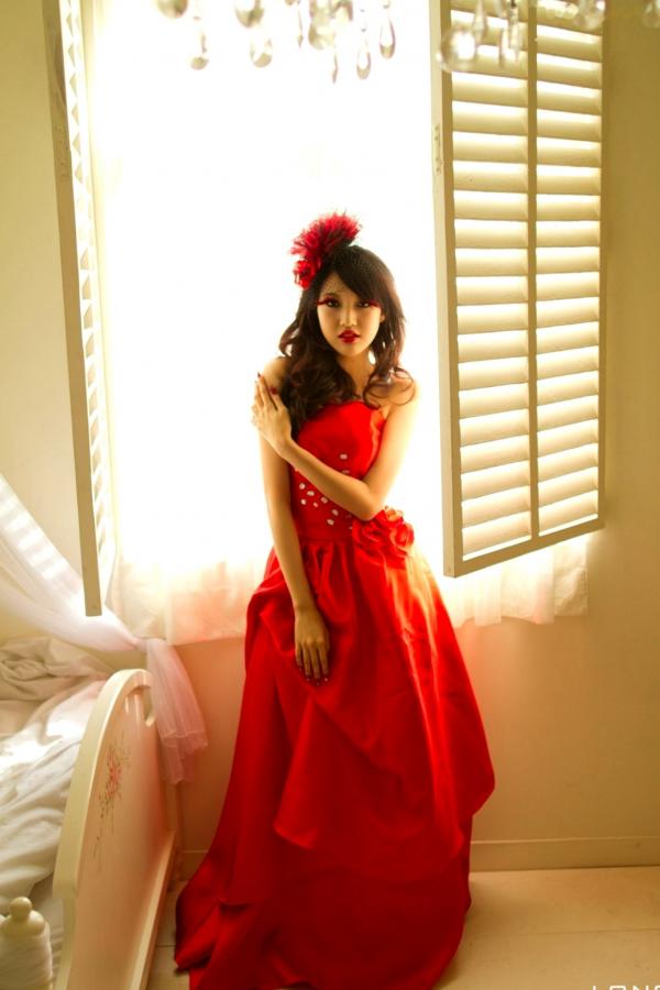    台湾腿模陈玮廷Jill《婚纱之红》写真，红色抹胸礼服名媛风大片，性感红唇御姐范，华丽复古风写真集第1张图片