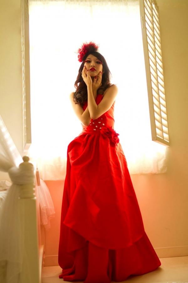    台湾腿模陈玮廷Jill《婚纱之红》写真，红色抹胸礼服名媛风大片，性感红唇御姐范，华丽复古风写真集第3张图片