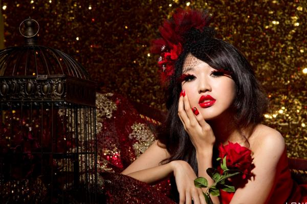    台湾腿模陈玮廷Jill《婚纱之红》写真，红色抹胸礼服名媛风大片，性感红唇御姐范，华丽复古风写真集第12张图片