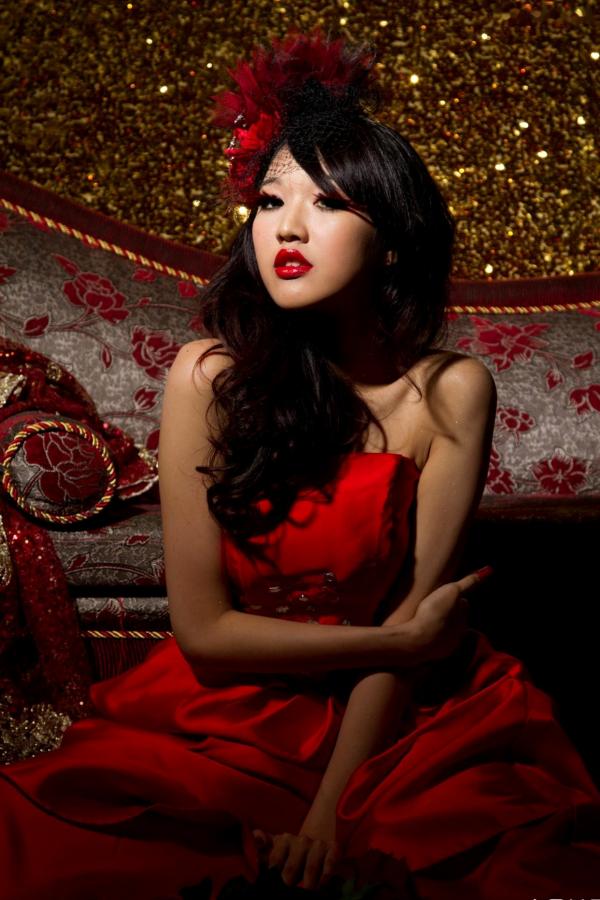    台湾腿模陈玮廷Jill《婚纱之红》写真，红色抹胸礼服名媛风大片，性感红唇御姐范，华丽复古风写真集第17张图片