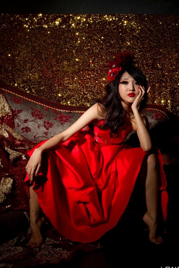    台湾腿模陈玮廷Jill《婚纱之红》写真，红色抹胸礼服名媛风大片，性感红唇御姐范，华丽复古风写真集第18张图片