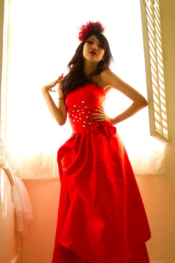    台湾腿模陈玮廷Jill《婚纱之红》写真，红色抹胸礼服名媛风大片，性感红唇御姐范，华丽复古风写真集第20张图片