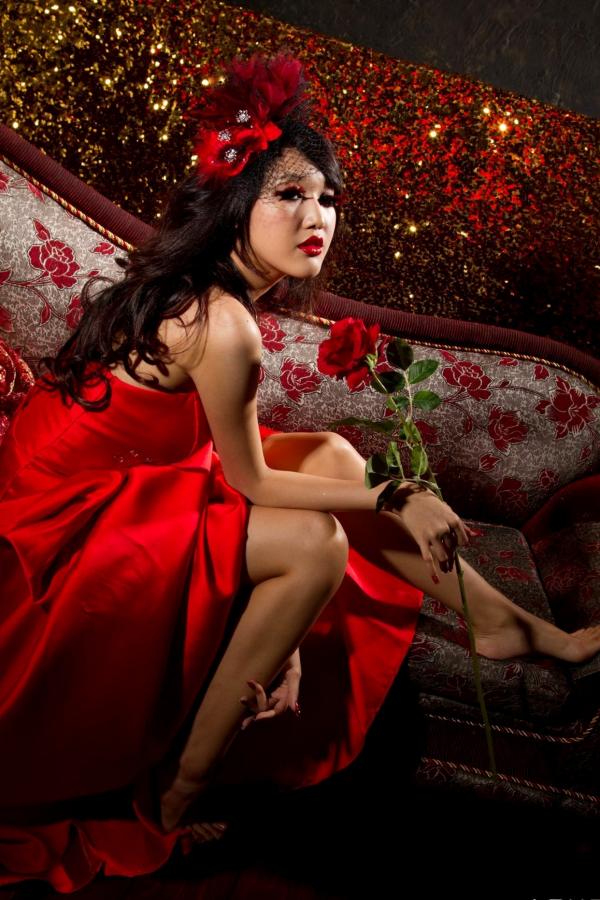    台湾腿模陈玮廷Jill《婚纱之红》写真，红色抹胸礼服名媛风大片，性感红唇御姐范，华丽复古风写真集第22张图片