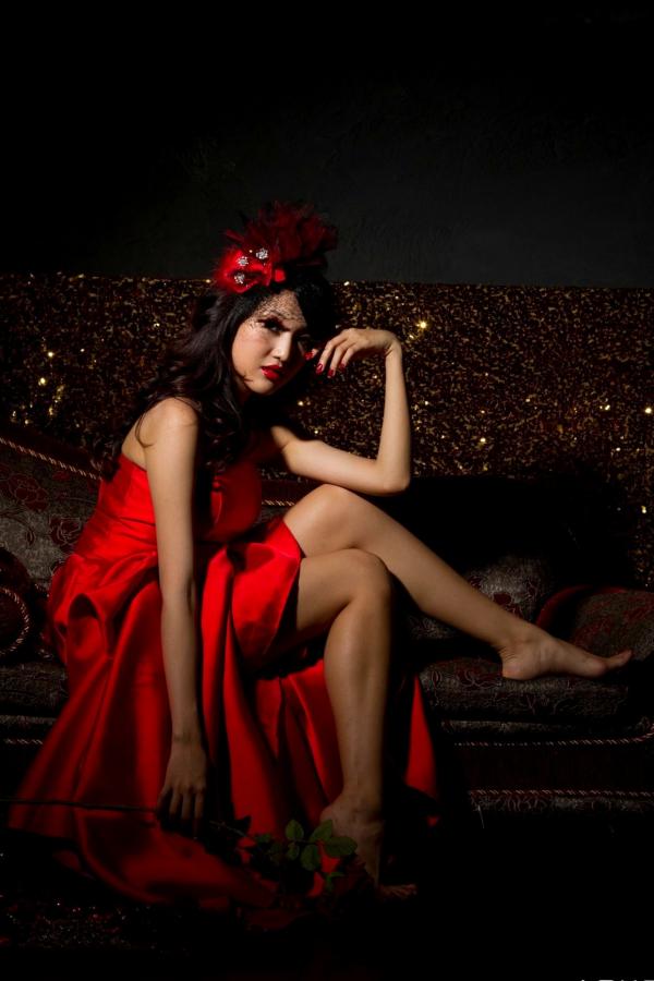    台湾腿模陈玮廷Jill《婚纱之红》写真，红色抹胸礼服名媛风大片，性感红唇御姐范，华丽复古风写真集第26张图片