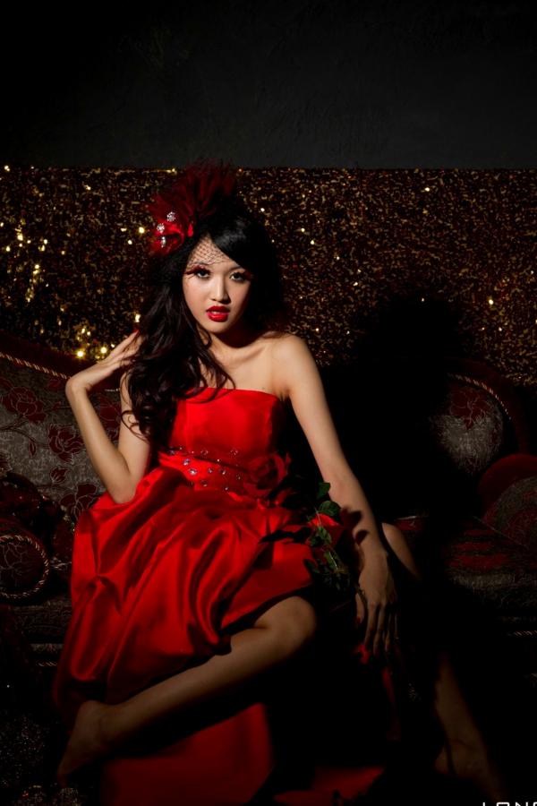    台湾腿模陈玮廷Jill《婚纱之红》写真，红色抹胸礼服名媛风大片，性感红唇御姐范，华丽复古风写真集第27张图片