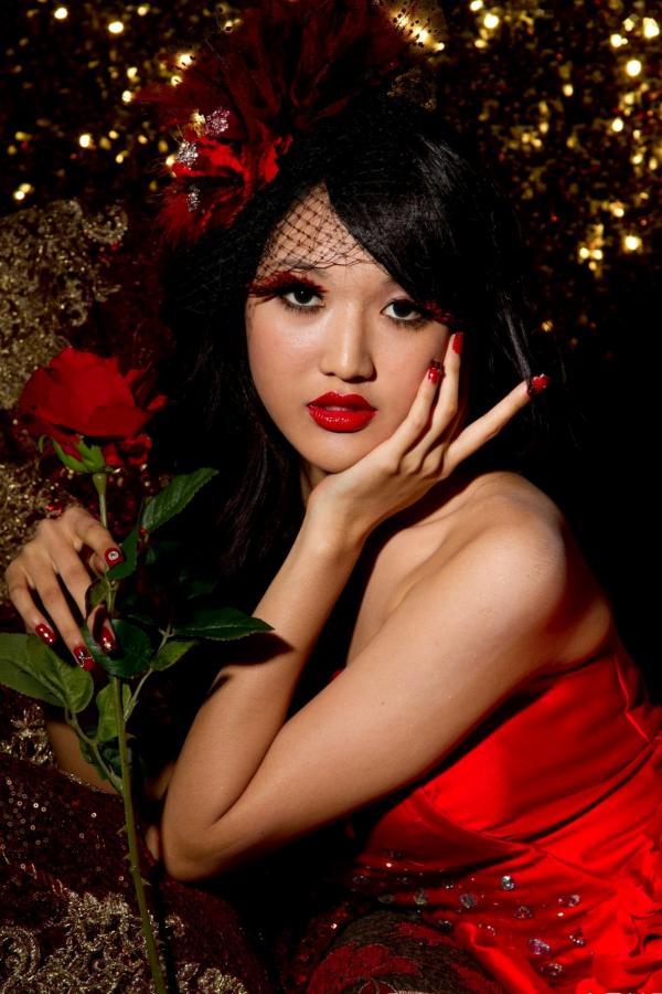    台湾腿模陈玮廷Jill《婚纱之红》写真，红色抹胸礼服名媛风大片，性感红唇御姐范，华丽复古风写真集第29张图片