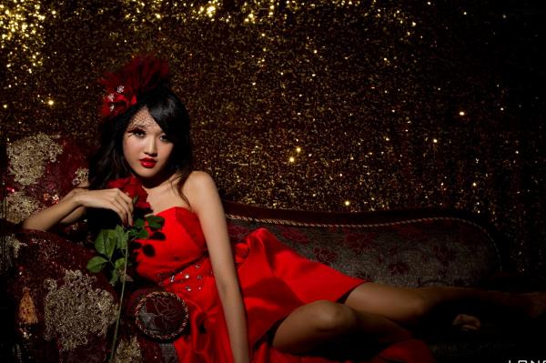    台湾腿模陈玮廷Jill《婚纱之红》写真，红色抹胸礼服名媛风大片，性感红唇御姐范，华丽复古风写真集第30张图片