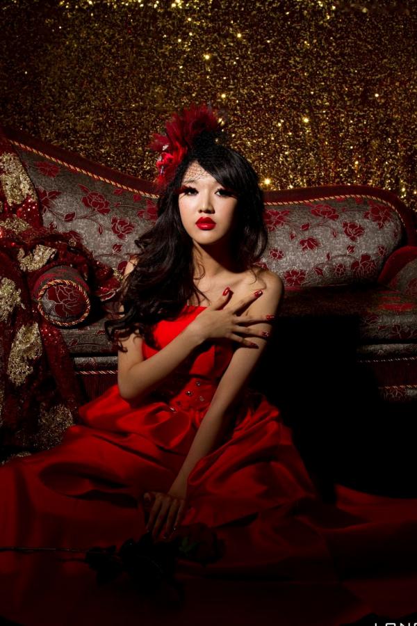    台湾腿模陈玮廷Jill《婚纱之红》写真，红色抹胸礼服名媛风大片，性感红唇御姐范，华丽复古风写真集第35张图片