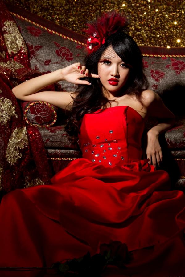    台湾腿模陈玮廷Jill《婚纱之红》写真，红色抹胸礼服名媛风大片，性感红唇御姐范，华丽复古风写真集第36张图片