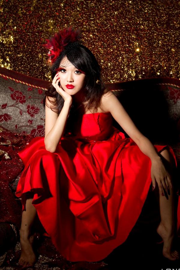    台湾腿模陈玮廷Jill《婚纱之红》写真，红色抹胸礼服名媛风大片，性感红唇御姐范，华丽复古风写真集第40张图片
