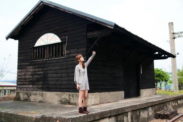    台湾正妹品果兔苗栗天空之城与泰安旧车站户外写真，文艺复古街拍，清新灵动气质女神个人摄影集第52张图片