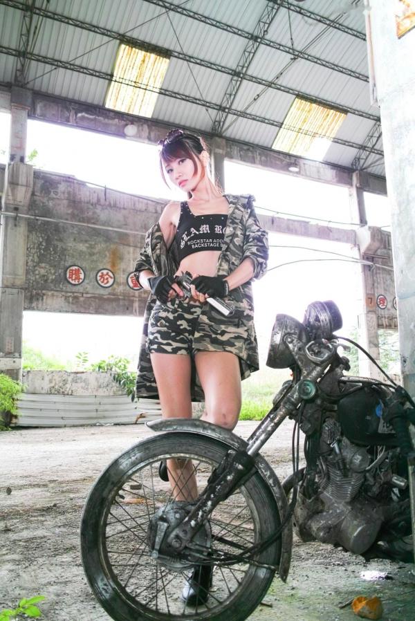    台湾正妹蔡译心Candice《南港废墟外拍》：野性战术风写真，冷艳长腿尽显飒爽魅力第2张图片