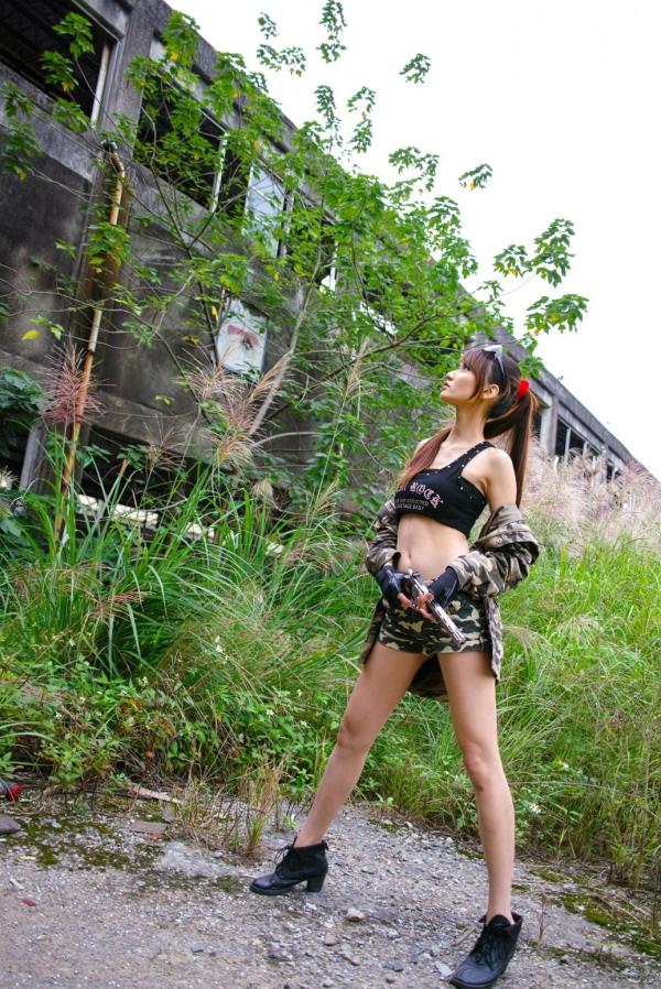    台湾正妹蔡译心Candice《南港废墟外拍》：野性战术风写真，冷艳长腿尽显飒爽魅力第4张图片