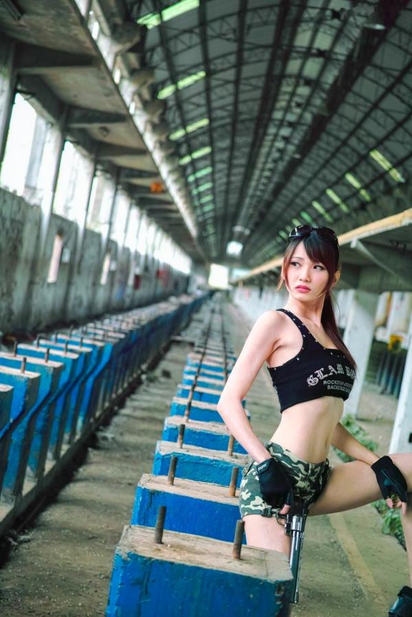    台湾正妹蔡译心Candice《南港废墟外拍》：野性战术风写真，冷艳长腿尽显飒爽魅力第6张图片