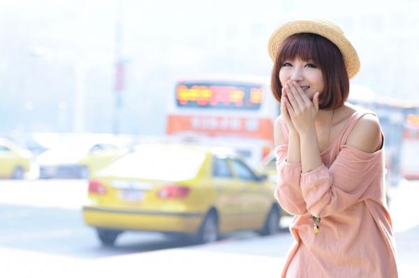    台湾短发美女小猪patty清新校园风写真，窗畔阳光下的文艺少女居家感街拍套图第1张图片