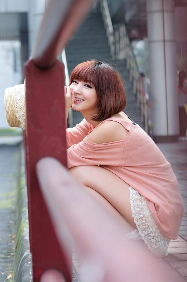   台湾短发美女小猪patty清新校园风写真，窗畔阳光下的文艺少女居家感街拍套图第4张图片