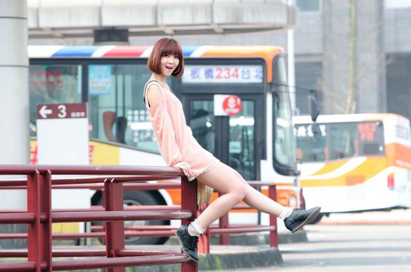    台湾短发美女小猪patty清新校园风写真，窗畔阳光下的文艺少女居家感街拍套图第12张图片