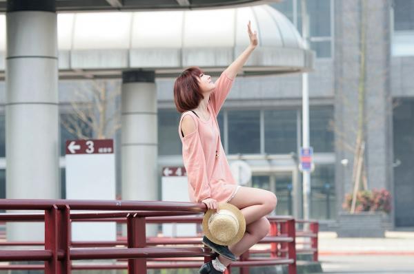    台湾短发美女小猪patty清新校园风写真，窗畔阳光下的文艺少女居家感街拍套图第13张图片
