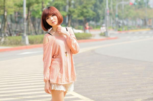    台湾短发美女小猪patty清新校园风写真，窗畔阳光下的文艺少女居家感街拍套图第17张图片