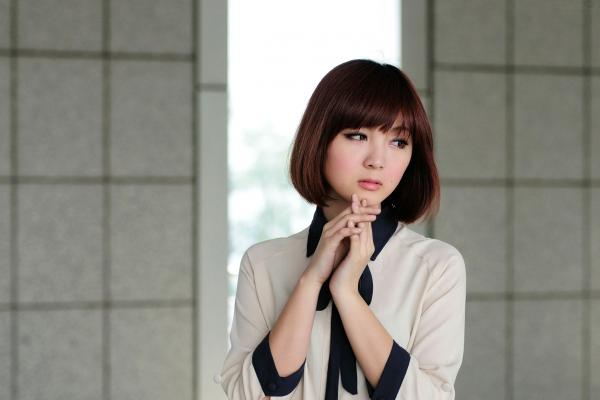    台湾短发美女小猪patty清新校园风写真，窗畔阳光下的文艺少女居家感街拍套图第24张图片