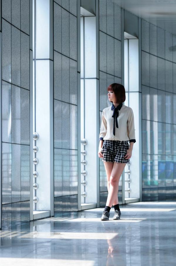    台湾短发美女小猪patty清新校园风写真，窗畔阳光下的文艺少女居家感街拍套图第25张图片