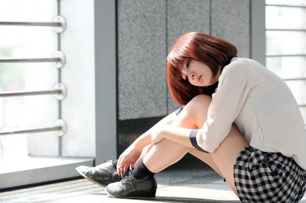    台湾短发美女小猪patty清新校园风写真，窗畔阳光下的文艺少女居家感街拍套图第27张图片