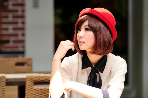   台湾短发美女小猪patty清新校园风写真，窗畔阳光下的文艺少女居家感街拍套图第32张图片