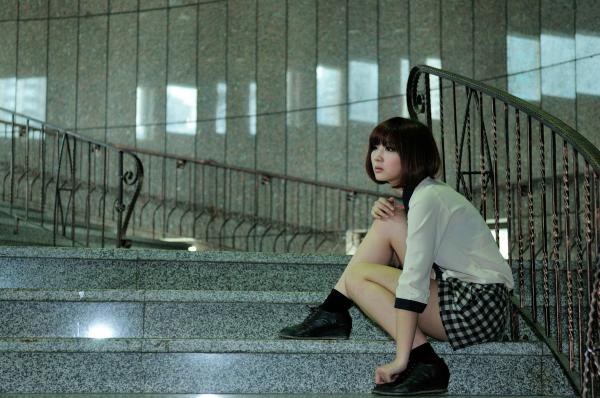    台湾短发美女小猪patty清新校园风写真，窗畔阳光下的文艺少女居家感街拍套图第35张图片
